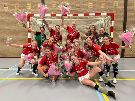 Dames 1 KAMPIOEN zaalcompetitie 2e klasse!